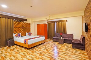 Luxury Suite | Egyptian cotton sheets, premium bedding, in-room safe, free WiFi