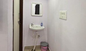 Dusche, Regendusche, kostenlose Toilettenartikel, Handtücher