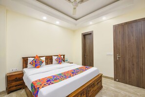 Egyptian cotton sheets, premium bedding, in-room safe, free WiFi - Fabhotel Alpha Stayz (Gurugram)