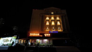En bygning med skilt for Shubham Family Restaurant & Bar.