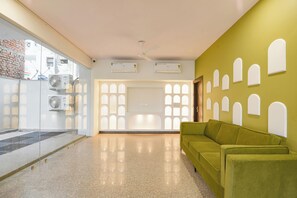Lobby sitting area - Fabhotel Black Pepper (Faridabad)
