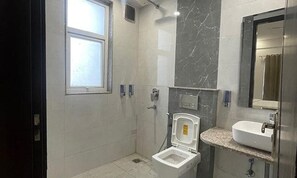Shower, rainfall showerhead, free toiletries, towels