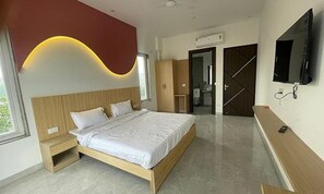 Egyptian cotton sheets, premium bedding, in-room safe, free WiFi