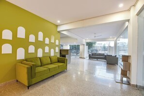 Coin salon dans le hall