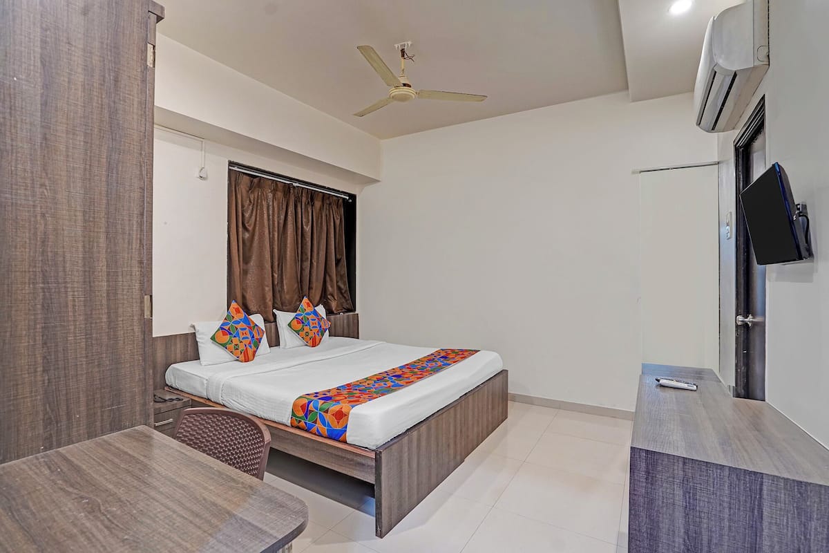 Egyptian cotton sheets, premium bedding, in-room safe, free WiFi