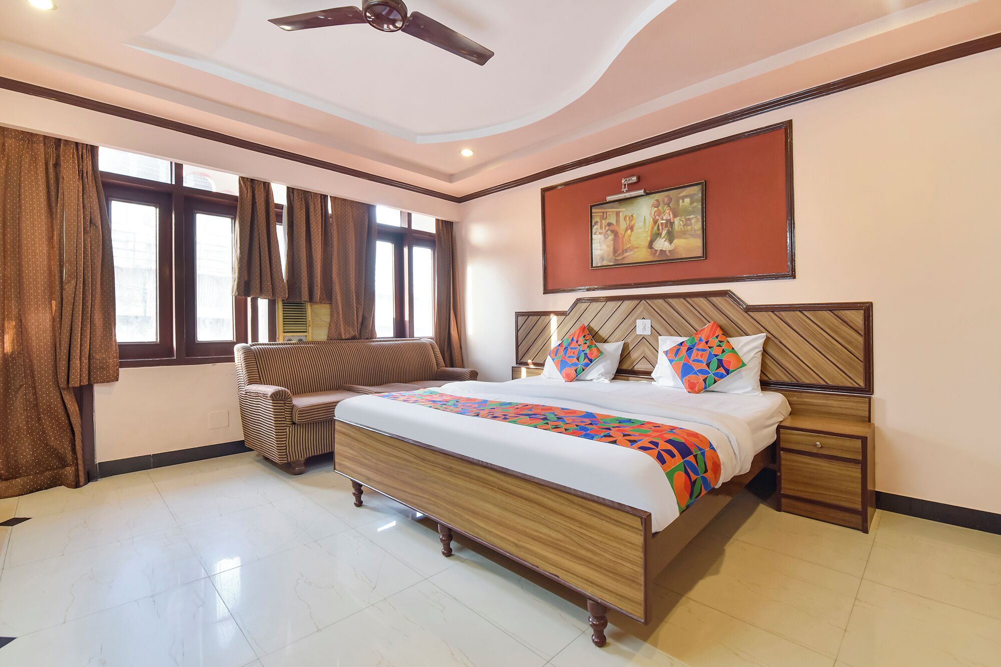 尊荣客房 | 埃及棉床单、高档床上用品、客房内保险箱、免费 WiFi