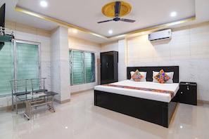 Egyptian cotton sheets, premium bedding, in-room safe, free WiFi