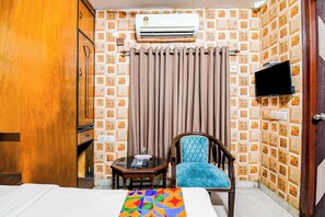 Egyptian cotton sheets, premium bedding, in-room safe, free WiFi