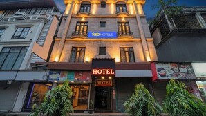Un bâtiment sur lequel on peut lire l’inscription « fabHOTELS HOTEL », avec une autre inscription, « HOTEL », en dessous.