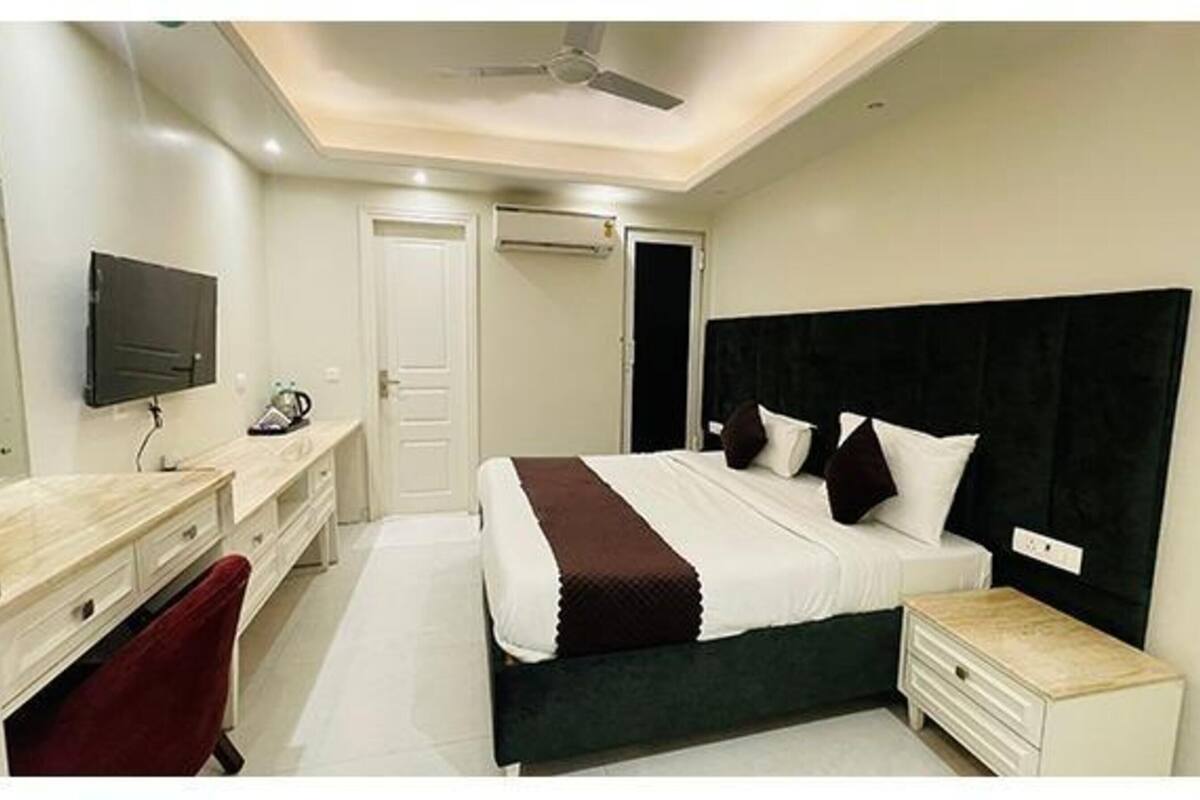 Premium Room | Egyptian cotton sheets, premium bedding, in-room safe, free WiFi