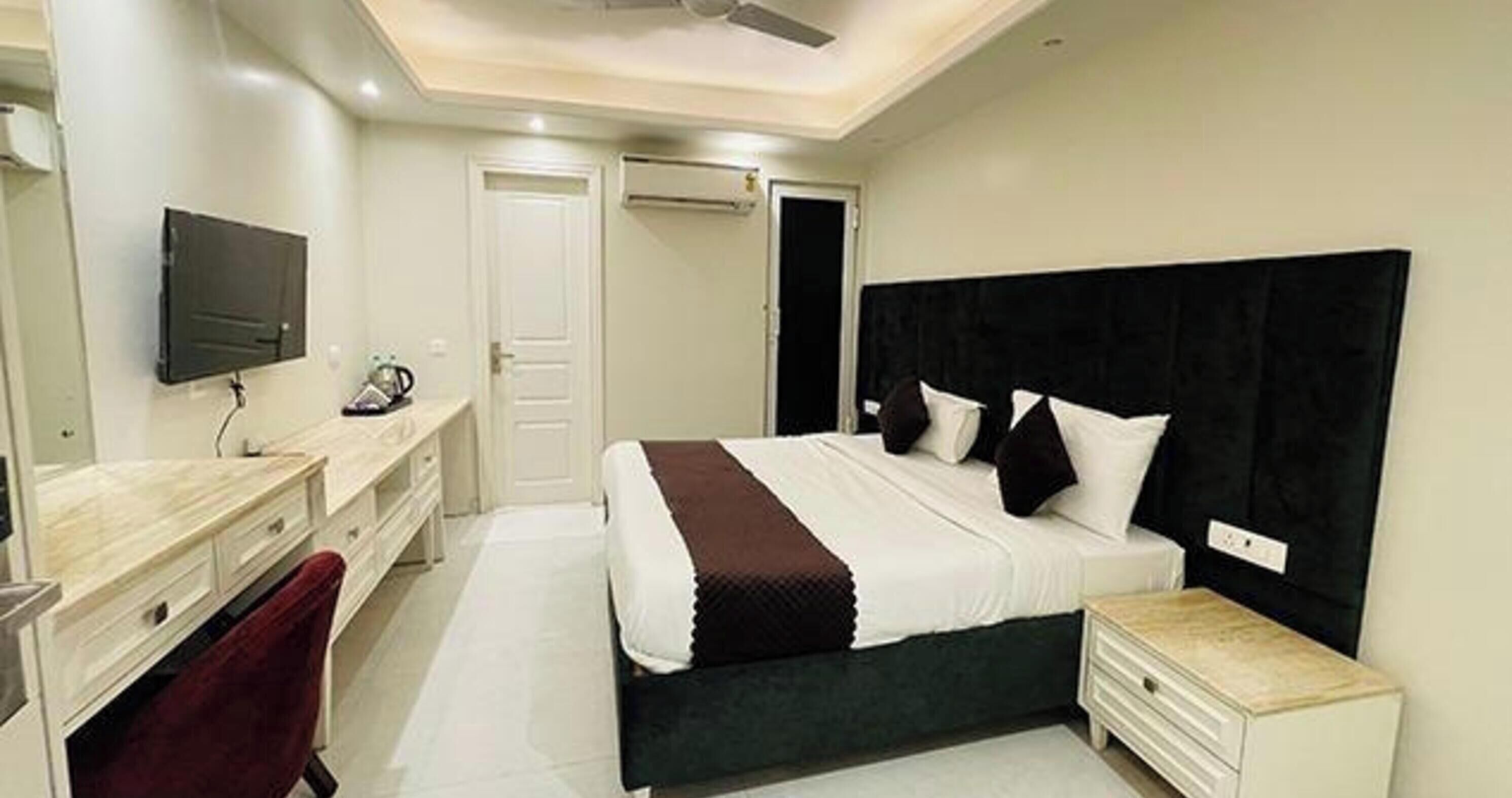 Premium Room | Egyptian cotton sheets, premium bedding, in-room safe, free WiFi