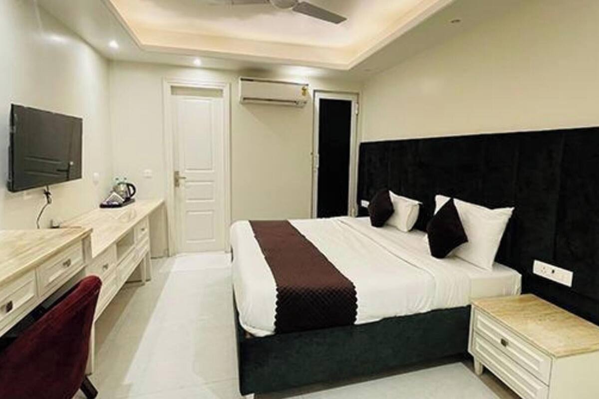 Premium Room | Egyptian cotton sheets, premium bedding, in-room safe, free WiFi