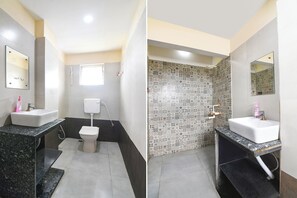Quarto luxo | Banheiro | Chuveiro, chuveiro com efeito de chuva, produtos de toalete grátis