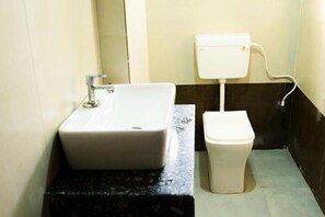Quarto luxo | Banheiro | Chuveiro, chuveiro com efeito de chuva, produtos de toalete grátis