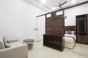 Shower, rainfall showerhead, free toiletries, towels - Fabhotel Varanasi Suites (Varanasi)