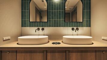 Studio Superior | Badrum | Dusch, gratis toalettartiklar, hårtork och handdukar