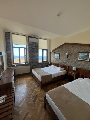 Family Quadruple Room | Free WiFi, bed sheets - ParkİmbrosHotel (Gokceada)