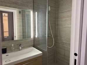 Apartment | Bilik Mandi