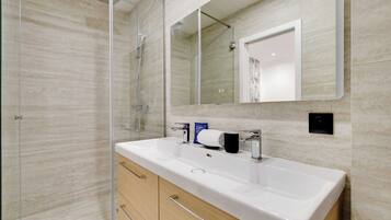 Apartment | Bathroom | Hair dryer, towels, shampoo