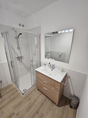 Shower, hair dryer, towels, soap - 3 bedroom apartment, completely renovated and ready to move in. (Barcelona)
