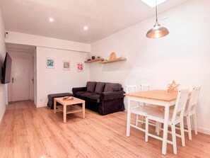 Dining - 3 bedroom apartment, completely renovated and ready to move in. (Barcelona)