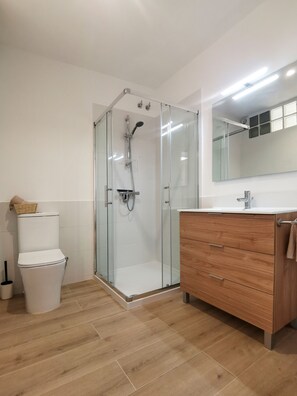 Douche, sèche-cheveux, serviettes fournies, savon