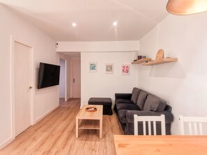 Smart TV - 3 bedroom apartment, completely renovated and ready to move in. (Barcelona)