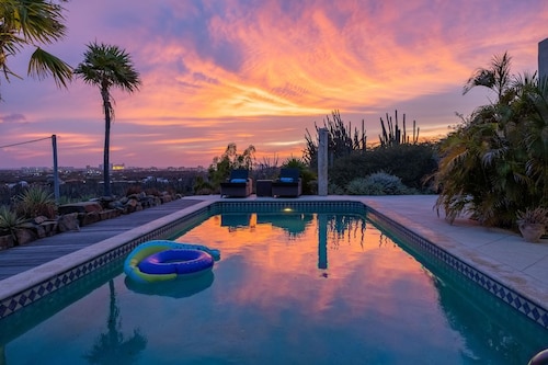 Hillside Retreat in Noord