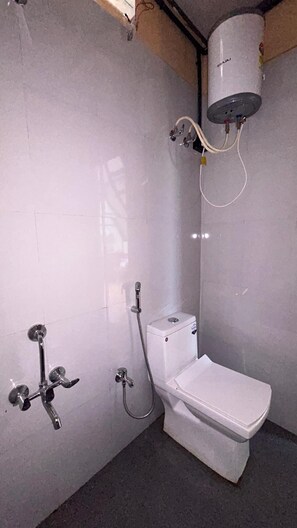 Bathroom - Huts And Hunters Resort Saputara (Ahwa)