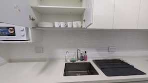 雪櫃、微波爐、焗爐、爐具