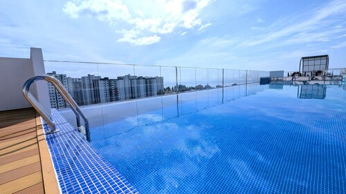 Luxury 3BR Apartment with Infinity Pool, Balcony n Gym