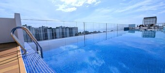 Luxury 3BR Apartment with Infinity Pool, Balcony n Gym