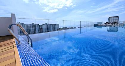 Luxury 3BR Apartment with Infinity Pool, Balcony n Gym