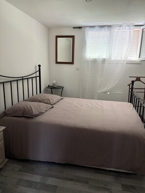 2 chambres, fer et planche à repasser, accès Internet, draps fournis