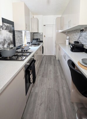 Microwave, oven - Cosy LongStay: Breakfast, Games, Parking&Projector (Leicester)