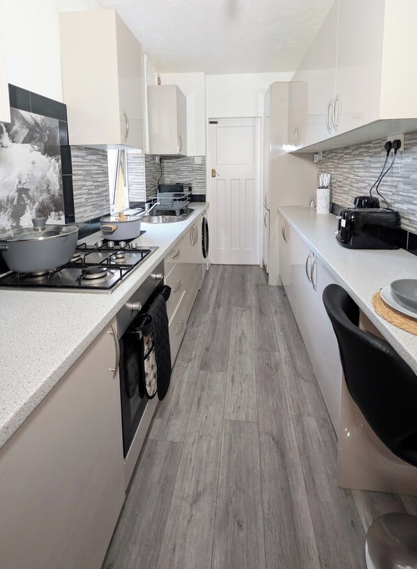 Microwave, oven - Cosy LongStay: Breakfast, Games, Parking&Projector (Leicester)