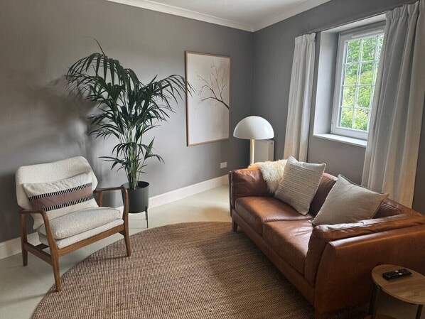 TV - Cairn - one bedroom apartment sleeps up to three (Midlothian)