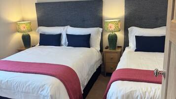 1 bedroom, desk, WiFi