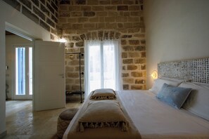 2 bedrooms, internet, bed sheets