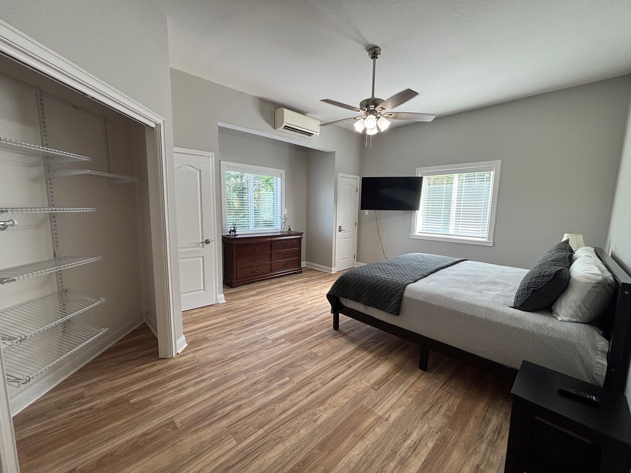 5 bedrooms, WiFi, bed sheets