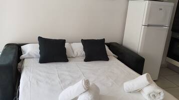 1 slaapkamer, een strijkplank/strijkijzer, internet, beddengoed