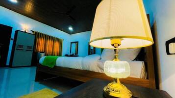 Minibar, desk, free WiFi, bed sheets