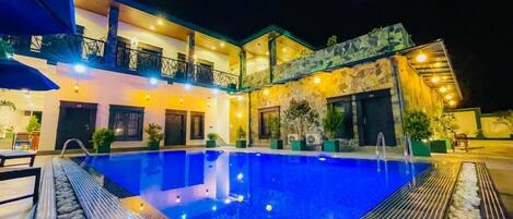 Una piscina al aire libre