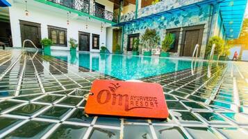 Una piscina al aire libre