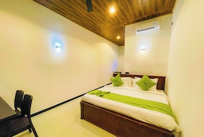Standard Double Room | Minibar, desk, soundproofing, free WiFi