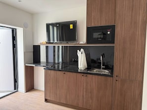 Appartement | Cuisine privée | Réfrigérateur, micro-ondes, plaque de cuisson, bouilloire électrique