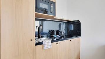 Appartement | Privékeuken | Een koelkast, een microgolfoven, een kookplaat, een waterkoker
