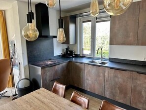 Four à micro-ondes, surface de cuisson, cafetière-théière