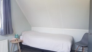 4 bedrooms, travel cot