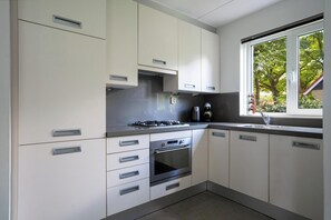 Micro-ondes, plaque de cuisson, lave-vaisselle, cafetière/bouilloire
